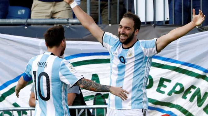 Pemain Argentina, Lionel Messi dan Gonzalo Higuain