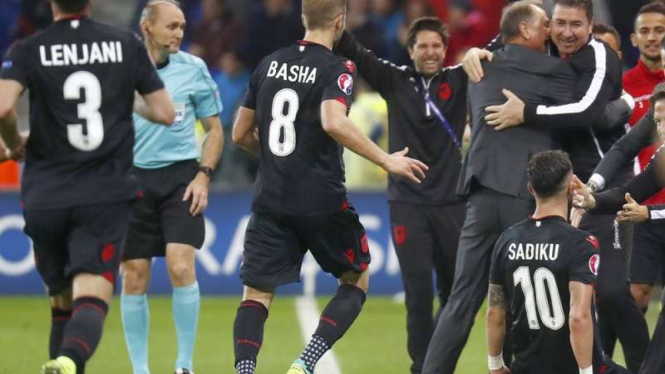 Pemain Albania rayakan gol Armando Sadiku