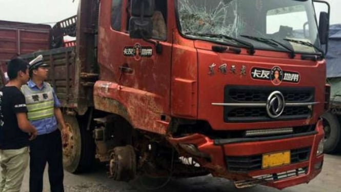 Truk yang dipaksa jalan tanpa ban depan.