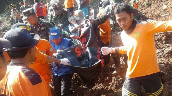 Proses evakuasi jenazah korban tanah longsor di Kabupaten Purworejo, Jawa Tengah, pada Senin, 20 Juni 2016.