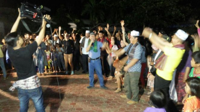 Gubernur Kalsel  H.Syahbirin Noor mengajak warga bernyanyi dan berjoget dalam kegiatan Gerebek Sahur di Banjarmasin.
