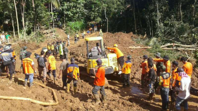 Tim SAR gabungan terus mencari korban bencana tanah longsor di Kabupaten Purworejo Jawa Tengah, pada Senin, 20 Juni 2016.