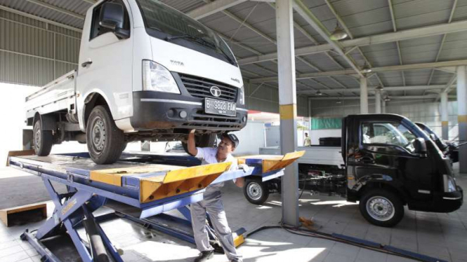 Teknisi Tata Motors sedang melakukan perbaikan kendaraan.