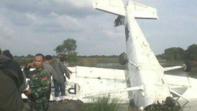 Sebuah pesawat latih terjatuh di areal tambak milik warga di Dukuh Tambak Gojoyo, Desa Wedung, Kabupaten Demak, Jawa Tengah, pada Senin, 20 Juni 2016.