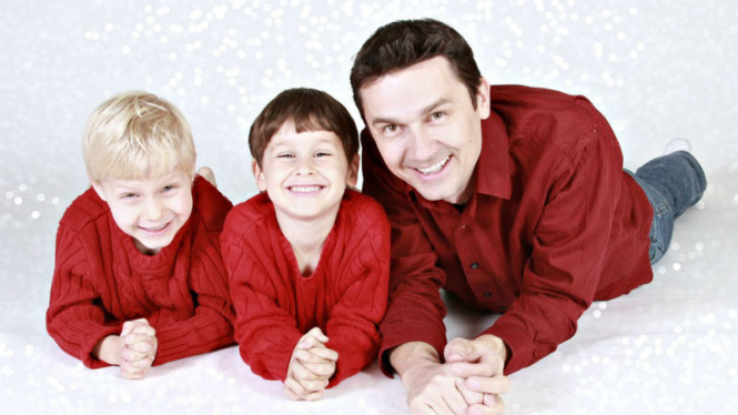 Foto Ayah dan anak bersaman , memakai pakaian berwarna merah sungguh bahagia ya