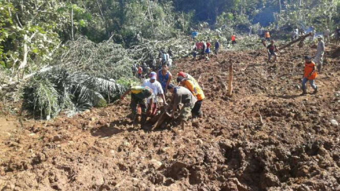 Tim gabungan melakukan pencarian korban longsor di Purworejo, Jawa Tengah. 