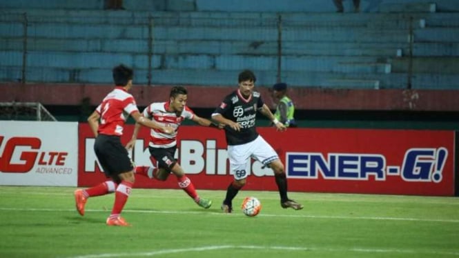 Duel Madura United vs Bali United