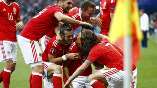 Para pemain Wales rayakan gol ke gawang Rusia