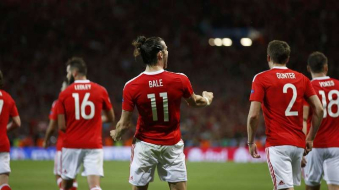 Para pemain Wales rayakan gol Gareth Bale