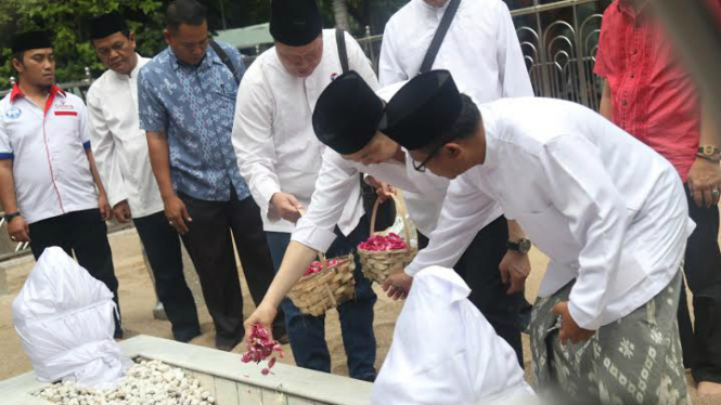 Ketua Umum Partai Perindo Hary Tanoesoedibjoe ziarah ke makam Wali Songo.