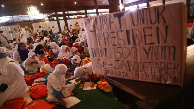 Anak-anak yatim menuliskan harapan mereka dalam surat untuk presiden.