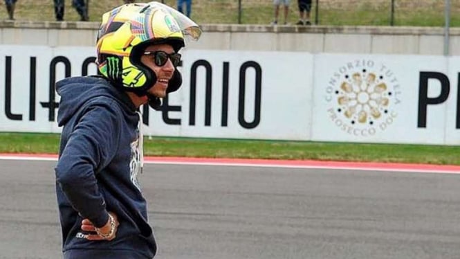 Valentino Rossi memakai helm Arai Ram4.