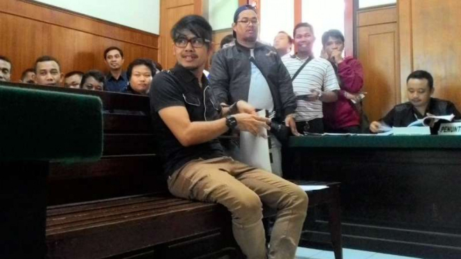 Moldyansyah Kusnadi alias Moldy, gitaris grup band Radja, saat bersaksi di Pengadilan Negeri Surabaya pada Selasa, 21 Juni 2016.