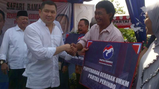 Ketua Umum Perindo, Hary Tanoesudibjo memberikan bantuan bagi UMKM di Semarang