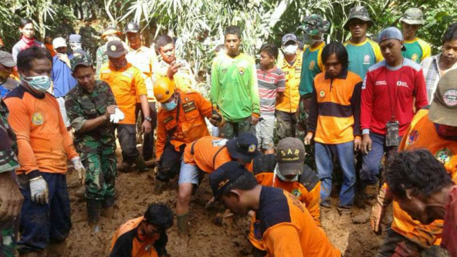 Pencarian korban longsor di Purworejo, Jawa Tengah, Senin (20/6/2016)