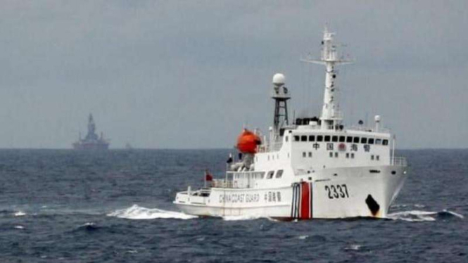 Kapal Penjaga Pantai China tengah mengawasi kilang minyak lepas pantai.
