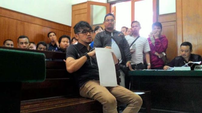 Moldyansyah Kusnadi alias Moldy, gitaris grup band Radja, saat bersaksi di Pengadilan Negeri Surabaya pada Selasa, 21 Juni 2016.