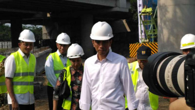 Presiden Jokowi saat meninjau proyek jalan tol