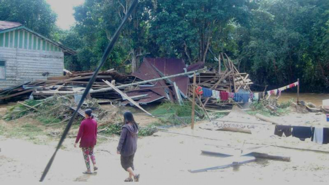 Rumah warga di aliran Sungai Kapuas Hulu porak poranda usai diterjang banjir bandang, Selasa (21/6/2016)