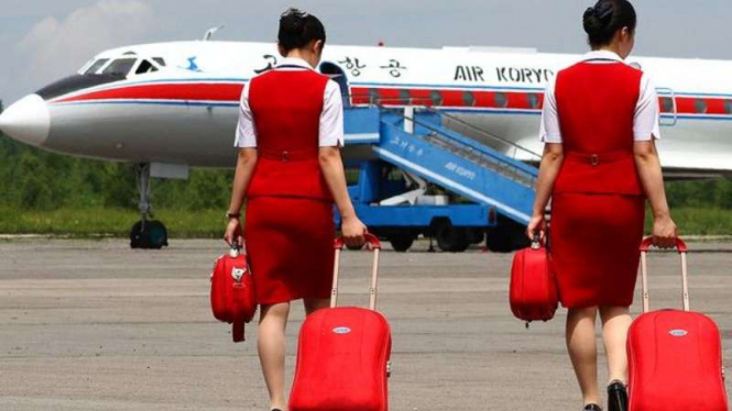 Russia soon to become a. Air Koryo стюардессы. Чемодан стюардесс Эмирейтс. Стюардесса с чемоданом.