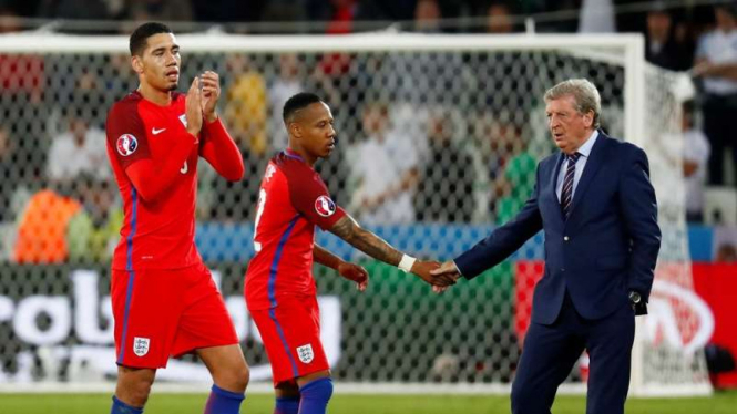 Pelatih Inggris, Roy Hodgson, bersama Nathaniel Clyne dan Chris Smalling