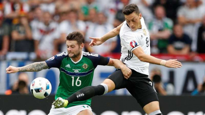 Pemain timnas Jerman, Mesut Oezil, saat lawan Irlandia Utara