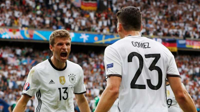 Pemain Jerman, Thomas Mueller, selebrasi gol Mario Gomez