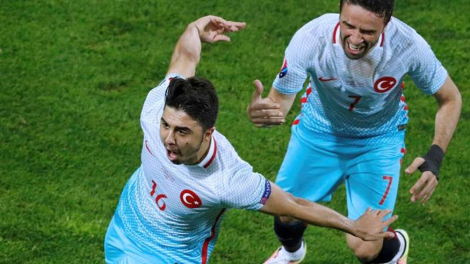 Pemain Turki, Ozan Tufan, usai mencetak gol