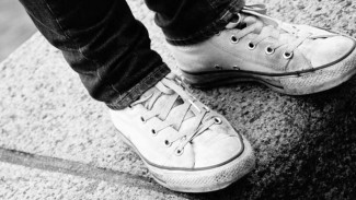 Cara Mudah Bersihkan Sepatu Putih, Jangan Pakai Mesin Cuci!