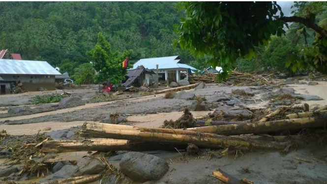 Kondisi permukiman warga di Kepulauan Sangihe Sulawesi Utara usai diterjang banjir dan longsor, Selasa (21/6/2016).