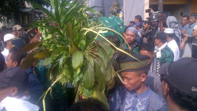 Ratusan simpatisan dan anggota PPP di Kota Yogyakarta mengantarkan jenazah anggotanya yang tewas dibacok, Selasa malam, (21/6/2016)