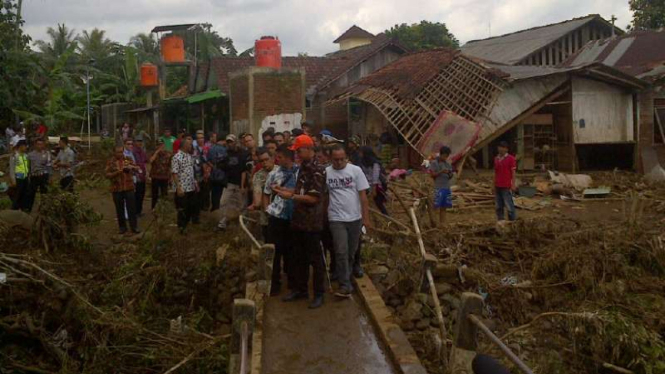 Gubernur Jawa Tengah Ganjar Pranowo meninjau lokasi banjir di Banyumas