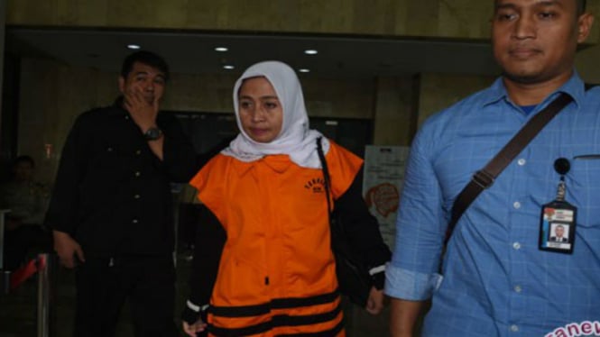 Istri terdakwa kasus suap BPJS yang juga mantan Kadis Kesehatan Subang Jajang Abdul Kholik, Lenih Marliani menjalani pemeriksaan di KPK