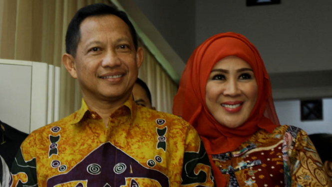 Calon Kapolri Komjen Tito Karnavian beserta istri saat menyambuta kedatangan Komisi III DPR di kediamannya, Rabu (22/6/2016)