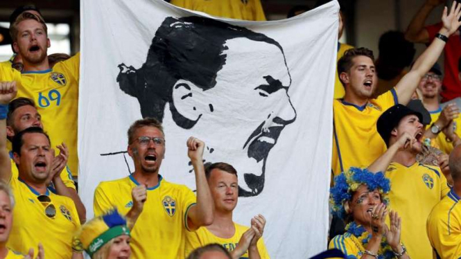 Pendukung Swedia dengan spanduk Zlatan Ibrahimovic