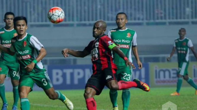 Pemain Persipura Jayapura, Boaz Solossa