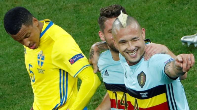 Pemain Belgia, Radja Nainggolan saat bobol gawang Swedia