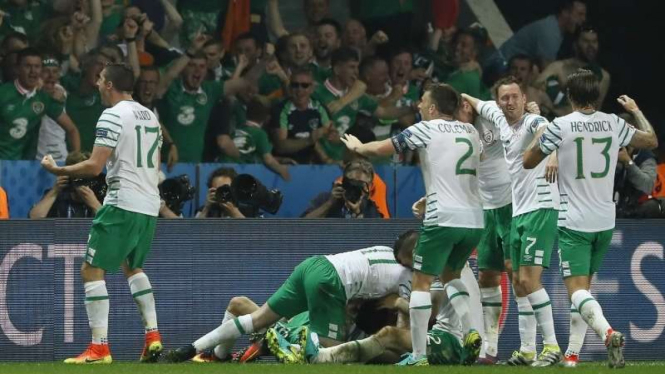 Para pemain Timnas Republik Irlandia merayakan kemenangan atas Italia