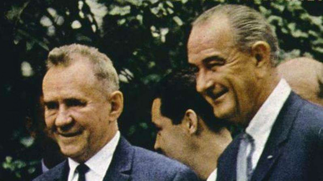 Perdana Menteri Soviet Aleksei Kosygin (kiri) dan Presiden AS Lyndon B. Johnson.