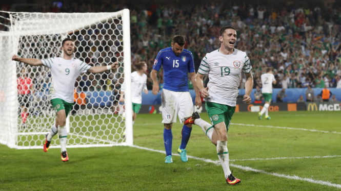 Selebrasi pemain Republik Irlandia usai membobol gawang Italia.