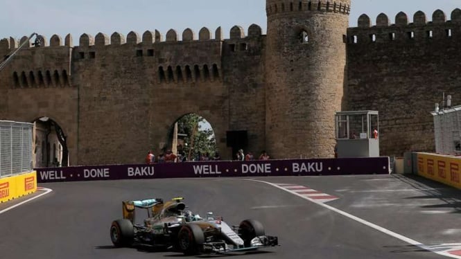 Pembalap Mercedes, Nico Rosberg, berhasil juara di Baku.