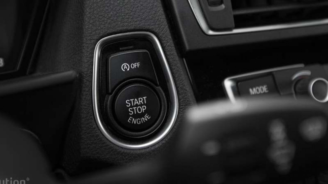 Starter mobil yang dilengkapi tombol khusus untuk mematikan fitur Start-Stop.