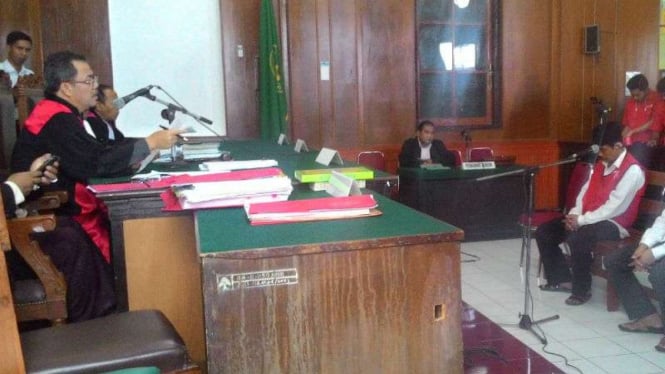 Sidang pembacaan vonis untuk terdakwa pembunuhan aktivis antitambang, Salim Kancil, dan pengeroyokan Tosan di Pengadilan Negeri Surabaya pada Kamis, 23 Juni 2016.