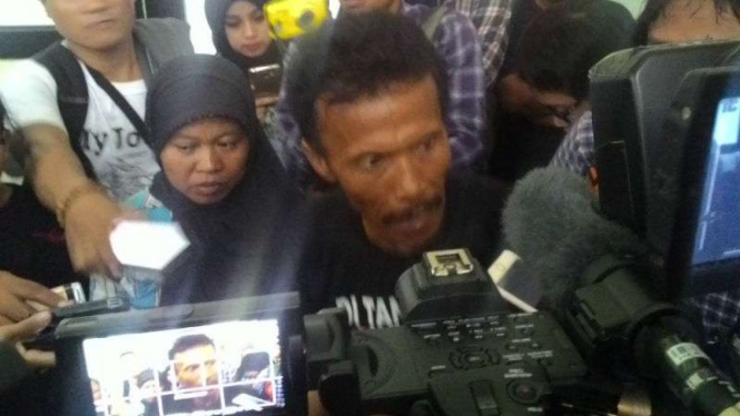 Istri Salim Kancil, Tijah (kiri), dan Tosan saat mengikuti sidang pembunuhan Salim Kancil di Pengadilan Negeri Surabaya pada Kamis, 23 Juni 2016.