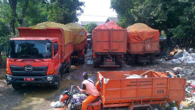 Lalu lalang truk-truk sampah di Jakarta beberapa waktu lalu.
