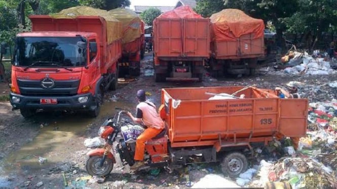 Bantar Gebang Kisruh Lagi Truk Sampah DKI Tertahan di TPS VIVA