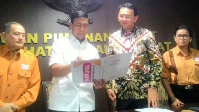 Wiranto berikan surat dukungan Partai Hanura ke Ahok, Kamis, 23 Juni 2016.