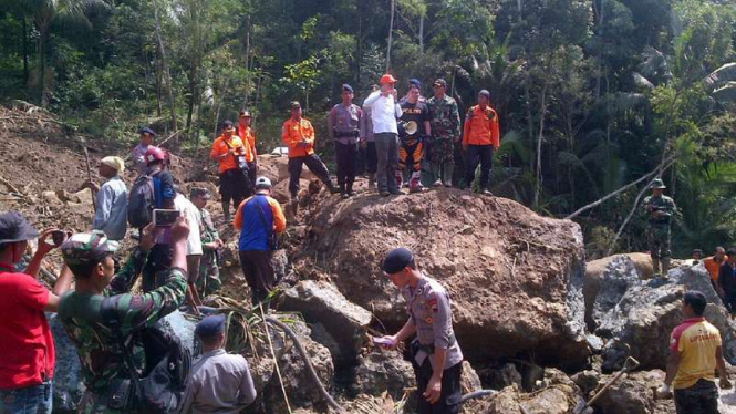 Gubernur Jawa Tengah Ganjar Pranowo meninjau lokasi longsor di Kabupaten Kebumen, Kamis (23/6/2016)