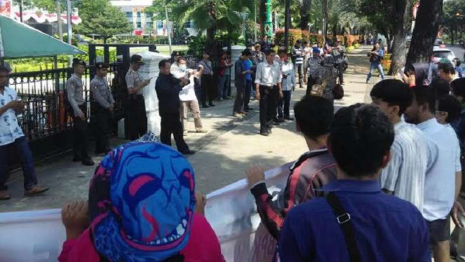 Unjuk rasa karyawan tuntut THR dan gaji di Balai Kota Jakarta, Kamis, 23 Juni 20