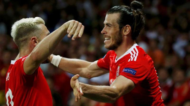 Pemain Wales, Gareth Bale (kanan)